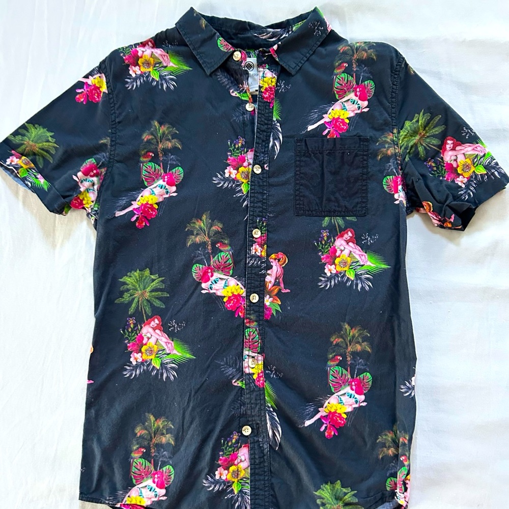 Tropical Women/ Floral Button-Up Shirt from On the Byas